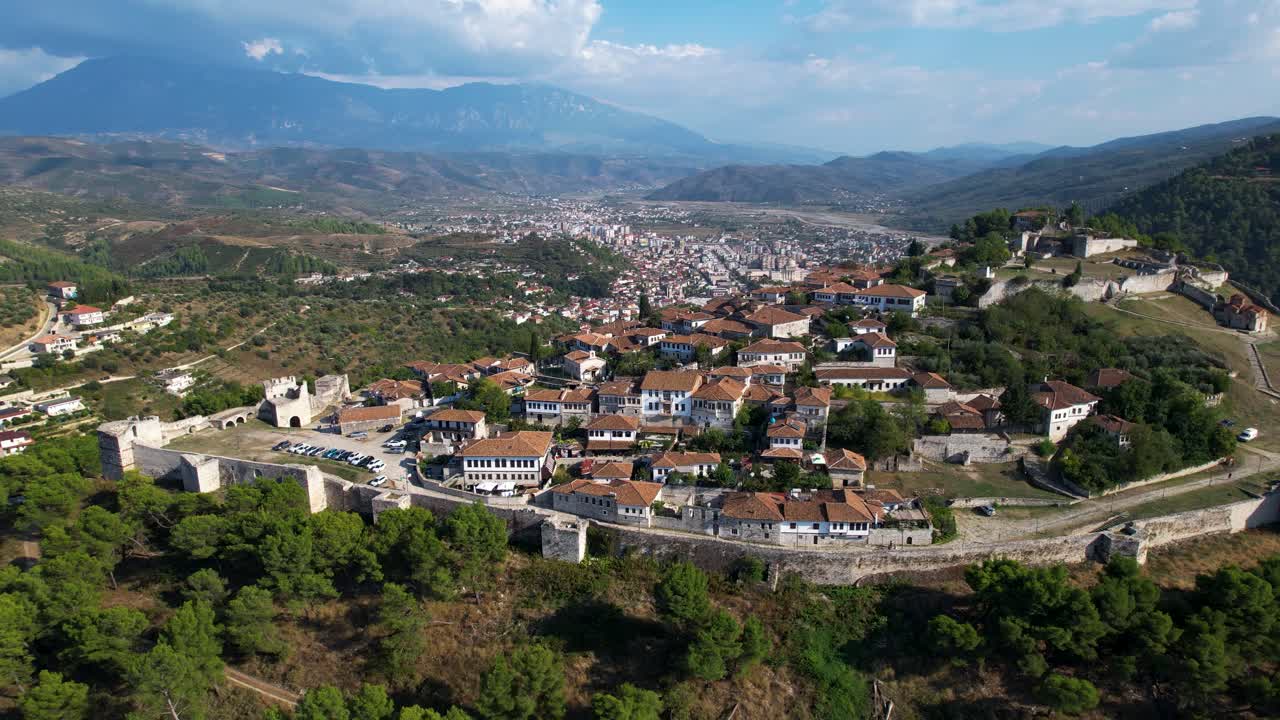 bellezza paesaggistica della vecchia città di berat: quartiere del castello sulla collina con il maestoso monte tomor sullo sfondo, una delle principali destinazioni turistiche albanesi