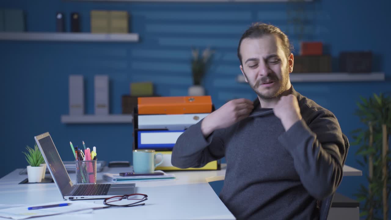 abrumado por el calor, el hombre de negocios está sudando y asfixiándose.