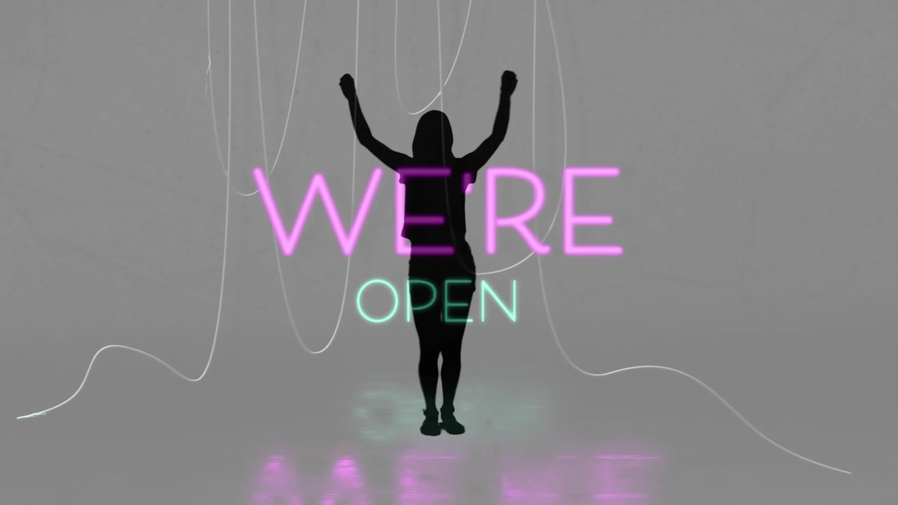 Neon "SIAMO APERTI" pulsante, silhouette che passa da pose statiche a ritmiche, promuovendo la riapertura.