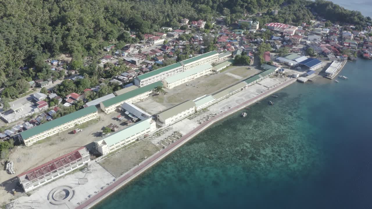 toma aérea de un puerto vacío con barcos de pesca amarrados en una isla tropical en el sur de leyte, filipinas durante el bloqueo del coronavirus - vista de pájaro
