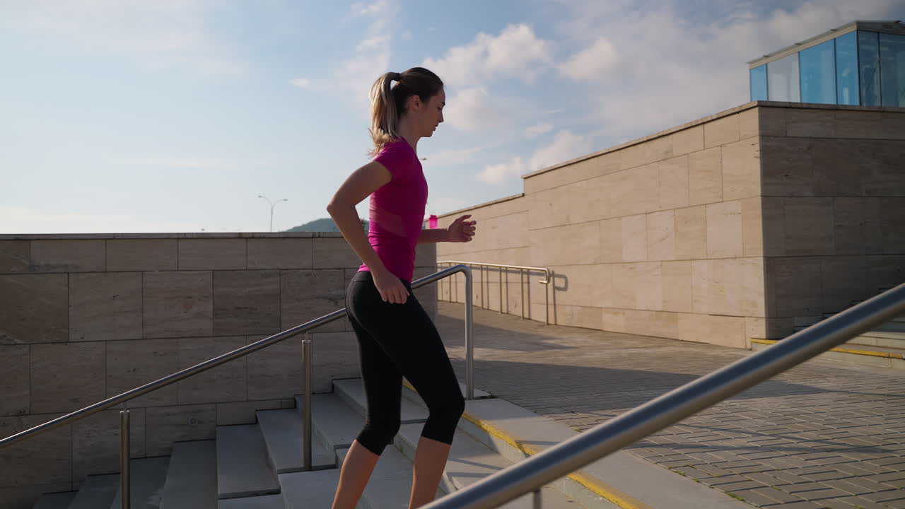 una mujer subiendo escaleras.