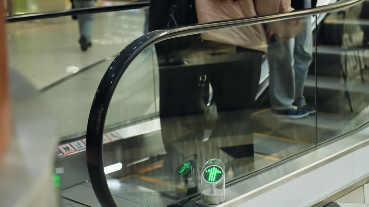 에스컬레이터가 위로 올라가고 사람들이 위로 올라오는 것을 근접적으로 볼 수 있는 영상으로, 손에 들고 있는 카메라를 이용한 1인칭 관점에서 촬영된 영상은 동적 움직임과 상호작용을 포착한다.