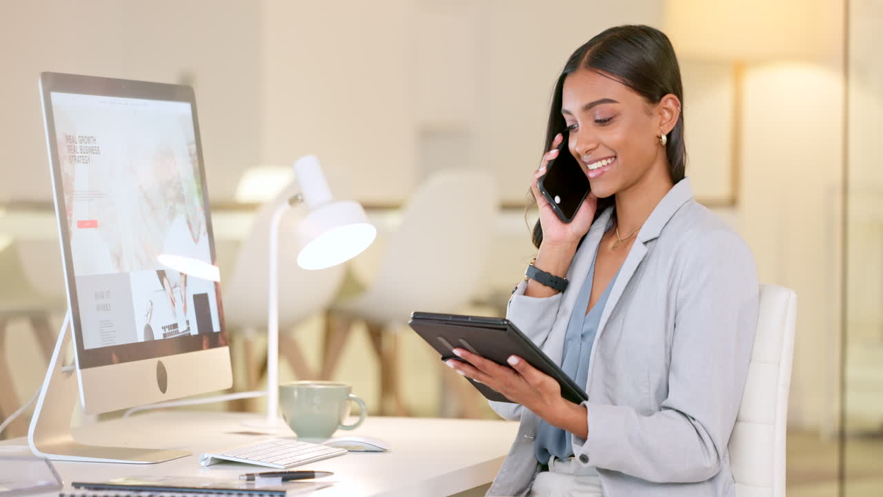 riendo, feliz y hablando por teléfono