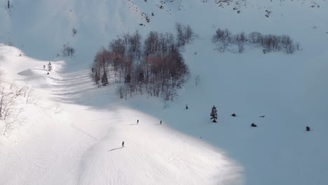 斯洛文尼亞羅迪卡 (rodica) 的冬天,滑雪者在蘇哈山 (planina suha) 的雪地下坡滑雪