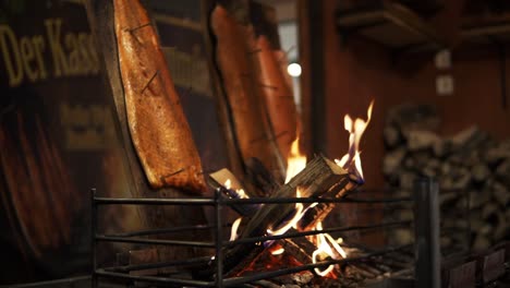 salmón secado y asado sobre la hoguera