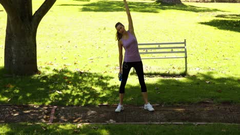 corredor deteniéndose para estirarse en el parque