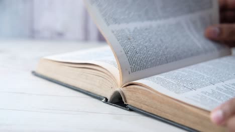 開いた本を読んでいる人