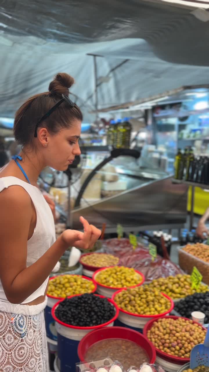 mujer comprando aceitunas en un mercado