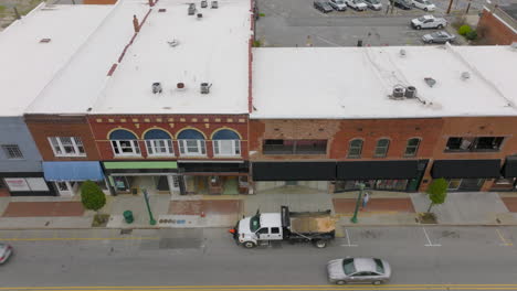 empuje lento hacia los escaparates de la calle principal en thomasville, carolina del norte en un día de primavera gris y nublado