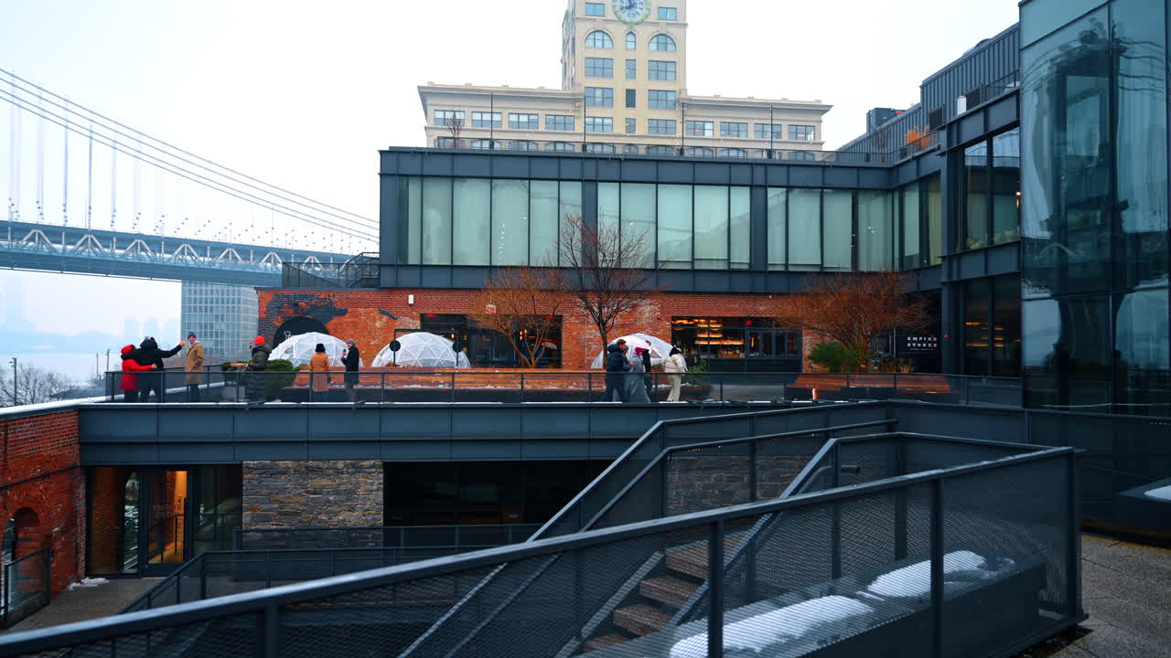 Nueva York, EE. UU., 24 de diciembre de 2025: terraza de Empire Stores en invierno. Gente paseando por la terraza de invierno de Empire Stores en DUMBO, Brooklyn.