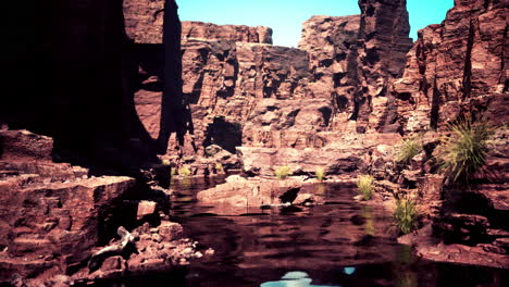 Der-Fluss-Fließt-Durch-Das-Tal-Aus-Riesigen-Roten-Felsen