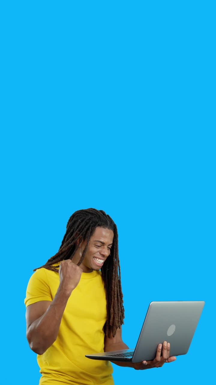 hombre celebrando el éxito con una computadora portátil