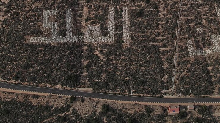 Veduta aerea di terreno roccioso e strada in Marocco.