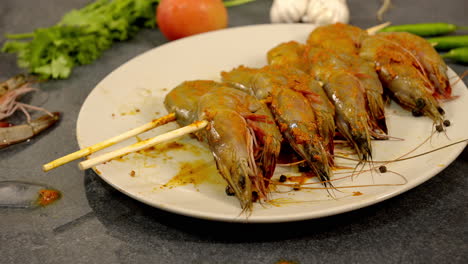 camarones frescos en brochetas