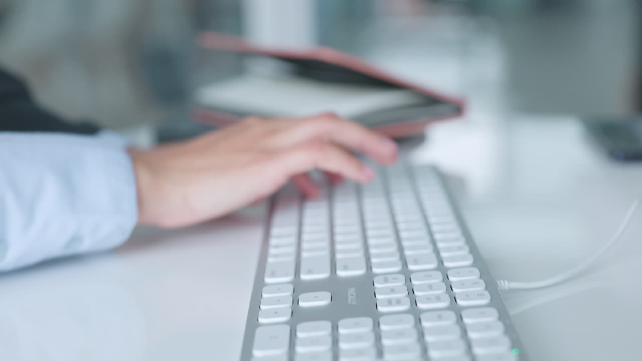 Mani, digitazione e tastiera del computer con una donna