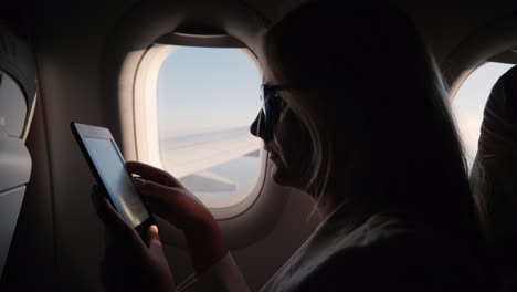 Mujer-Joven-Lee-Libros-Electrónicos-En-Vuelo