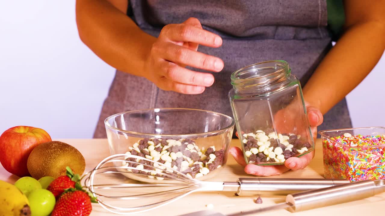 mezclar trozos de chocolate blanco con frutas y salpicaduras