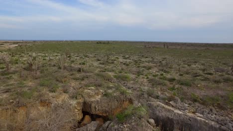 Toma-Aérea-De-Las-Cuevas-Que-Los-Indios-Arawak-Usaban-En-Bonaire