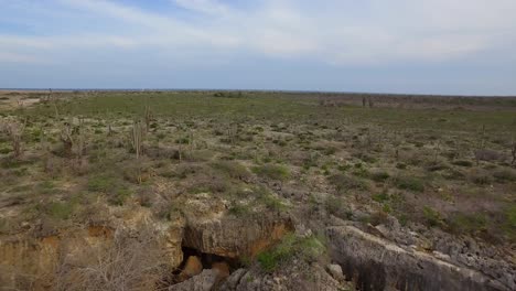 toma aérea de las cuevas que los indios arawak usaban en bonaire
