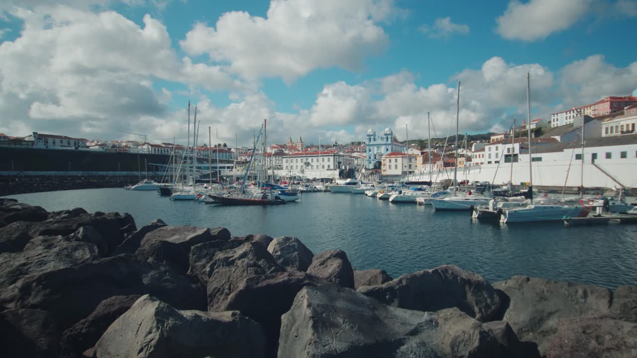Porto di Angra do Heroísmo situato sull'isola di Terceira, Azzorre.