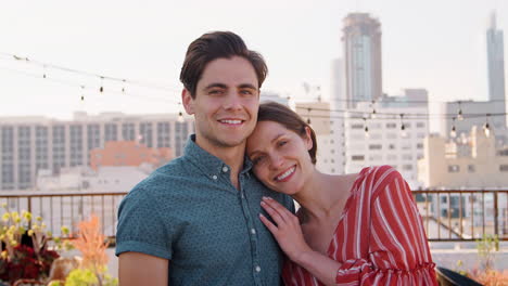 Retrato-De-Una-Pareja-Romántica-En-La-Terraza-De-La-Azotea-Con-El-Horizonte-De-La-Ciudad-En-Segundo-Plano.