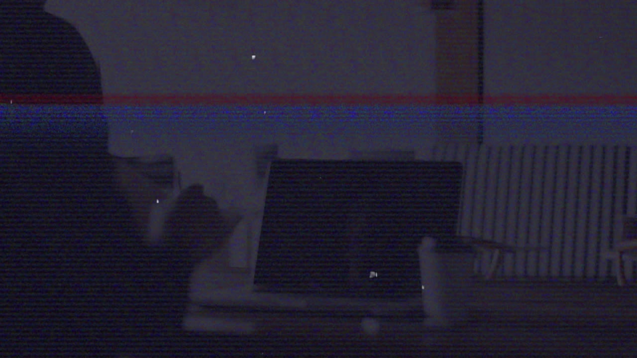 백인 사업가에 대한 간섭의 애니메이션.