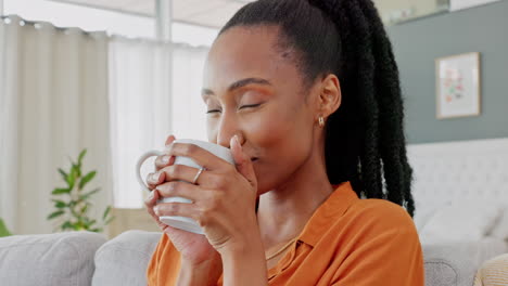 mujer negra con una taza de café