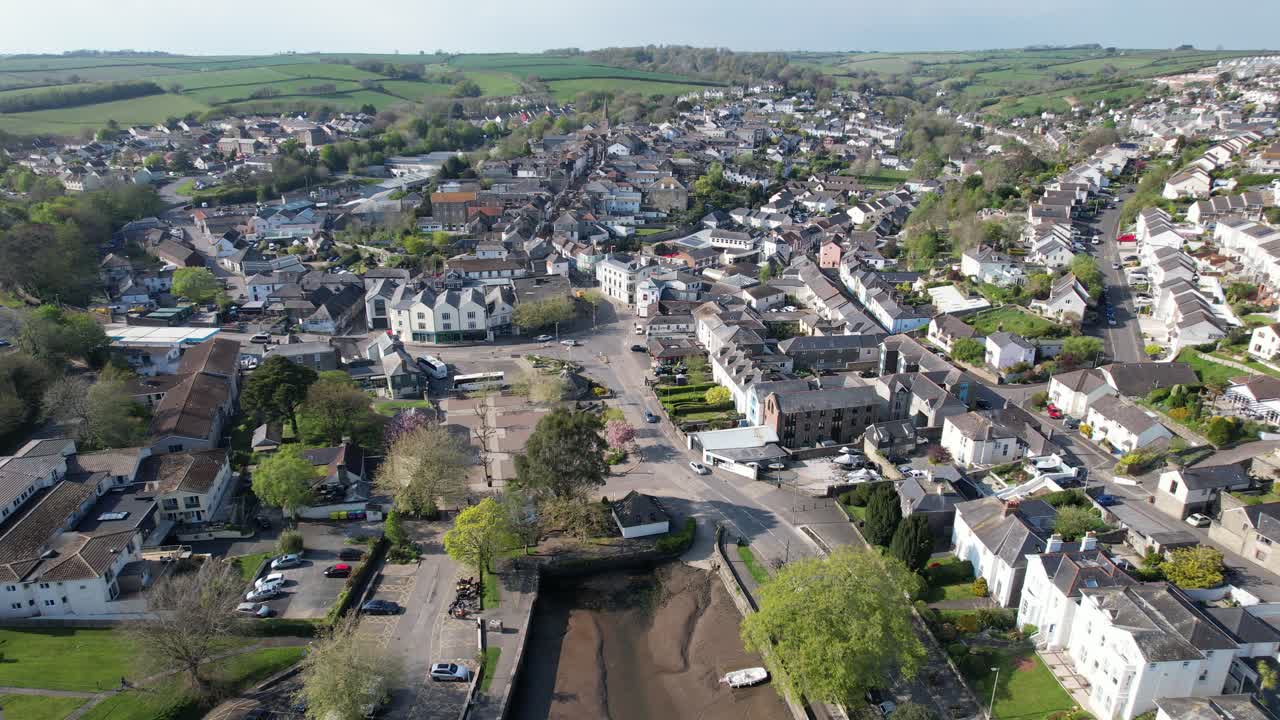 Centro di Kingsbridge, Devon, Regno Unito - vista aerea con drone in ascesa
