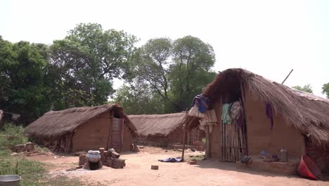 los indígenas de las zonas remotas de la india viven en chozas de barro y chozas con techo de paja