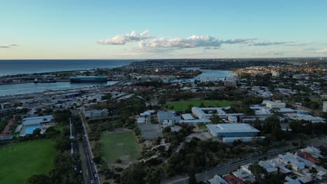 Toma-Aérea-Del-Famoso-Fremantle-En-Perth-Al-Atardecer,-Australia-Occidental