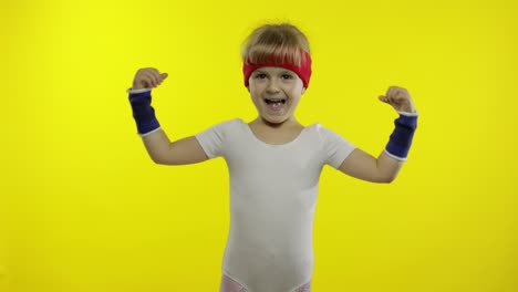 chica atlética con ropa deportiva blanca que muestra músculos aislados sobre un fondo amarillo. entrenamiento para niños