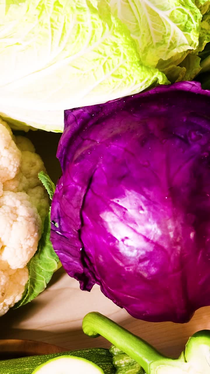 verduras variadas dispuestas sobre un fondo de madera