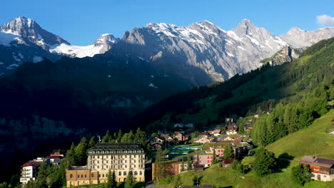 Aufschlussreiche-Drohnenaufnahme-Von-Mürren,-Einem-Traditionellen-Walser-Bergdorf-Im-Berner-Oberland-In-Der-Schweiz