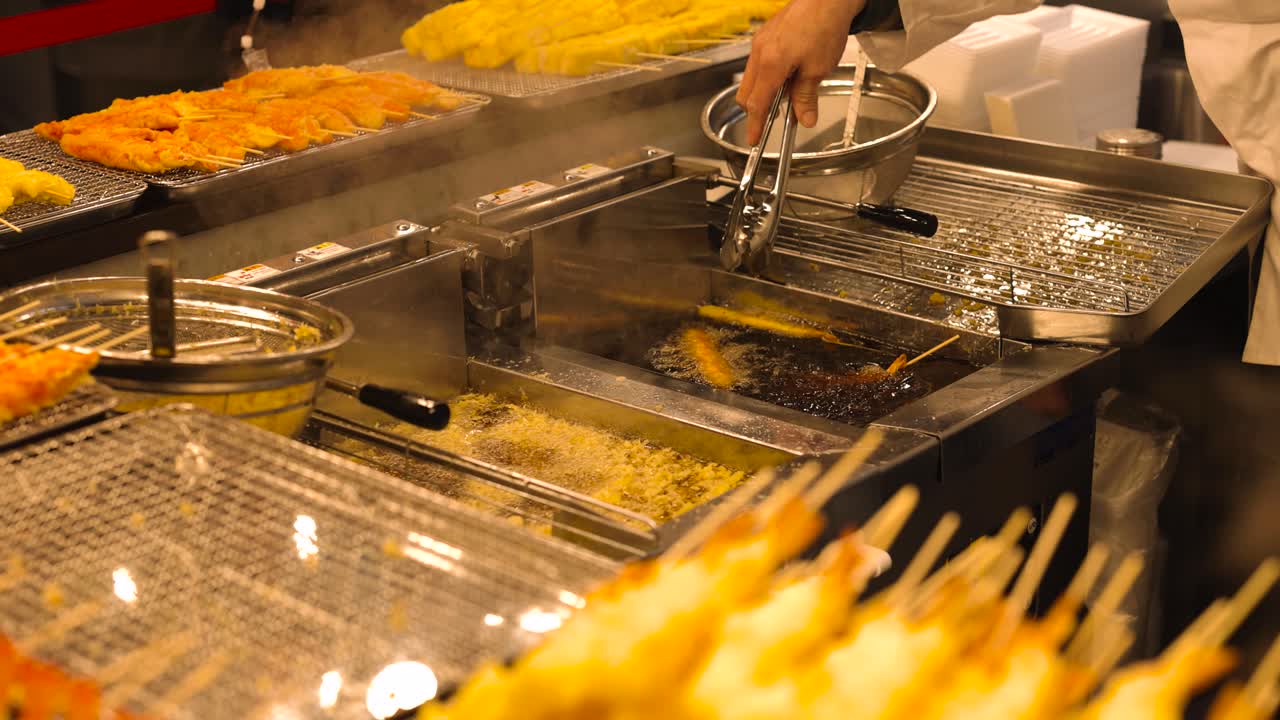 길거리 음식 판매자 가 긴 음식 을 준비 하고 있다