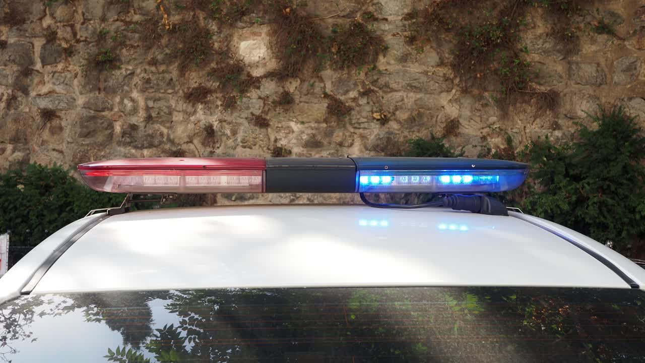 coche de policía con luces intermitentes