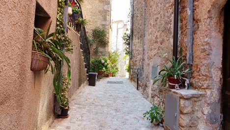 El-Callejón-Estrecho-Del-Centro-Histórico,-La-Calle-De-Estilo-Antiguo-Y-Retro-De-La-Ciudad-Italiana-Mediterránea