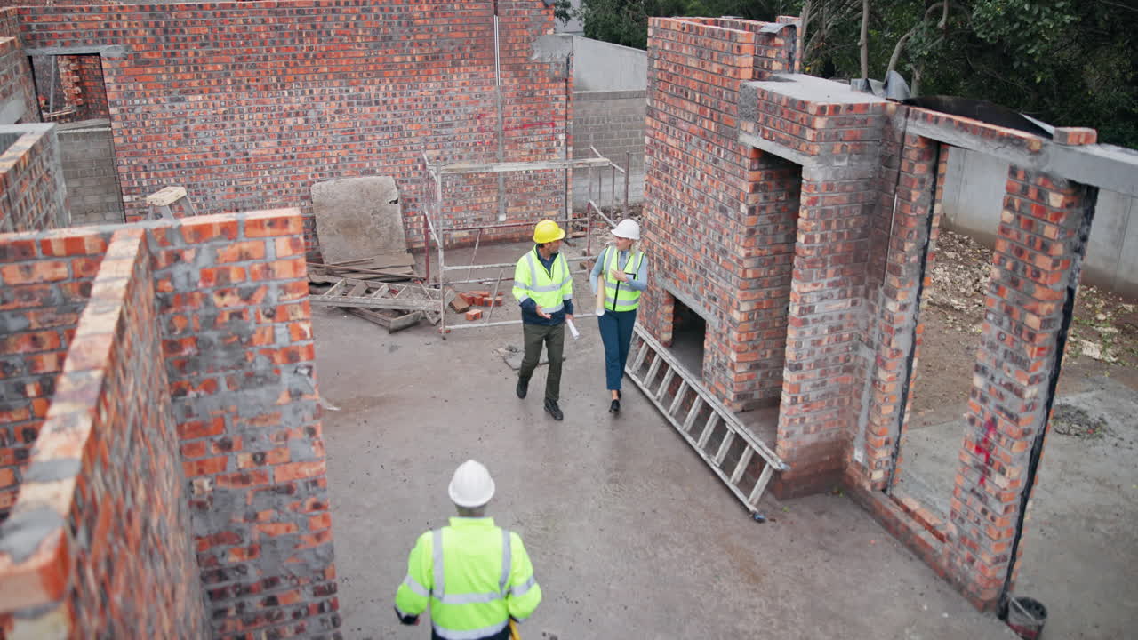trabajadores de la construcción inspeccionando un sitio de construcción