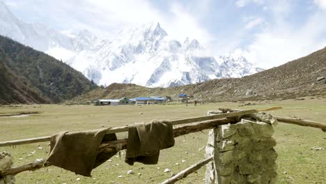 el pueblo nepalés de bimthand entre las montañas. el recorrido por el circuito de manaslu.