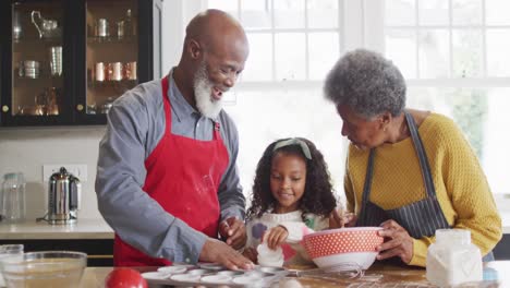Video-Einer-Glücklichen-Afroamerikanischen-Enkelin,-Die-Mit-Den-Großeltern-In-Der-Küche-Backt