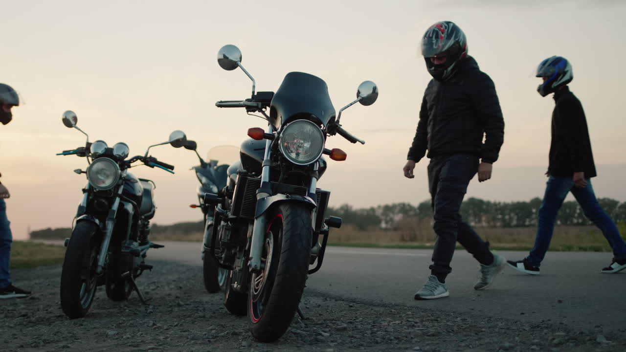 바이커 그룹이 오토바이에 올라타 1