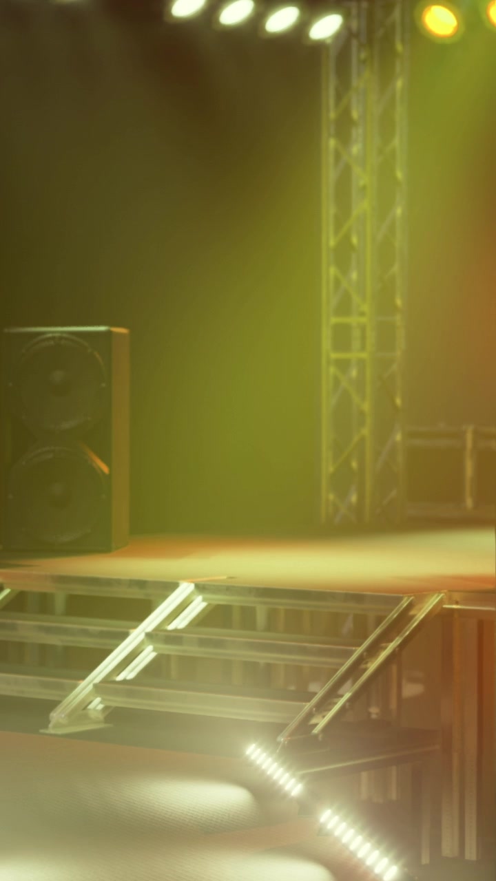 Allestimento del palco per un evento di musica dal vivo che si svolge in una location al coperto