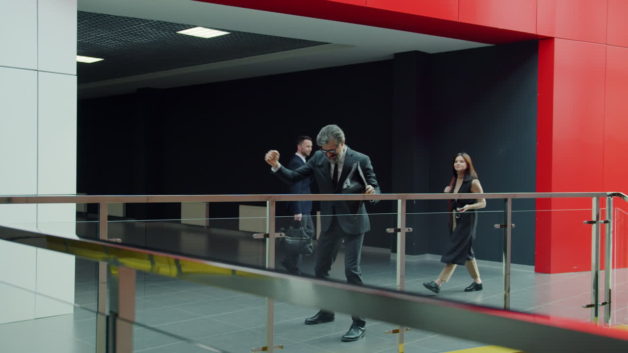 gente de negocios caminando en un edificio de oficinas moderno