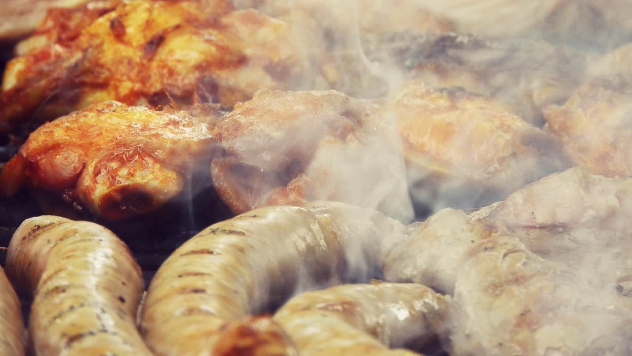 열과 연기가 나오는 그릴 바비큐의 맛있는 고기