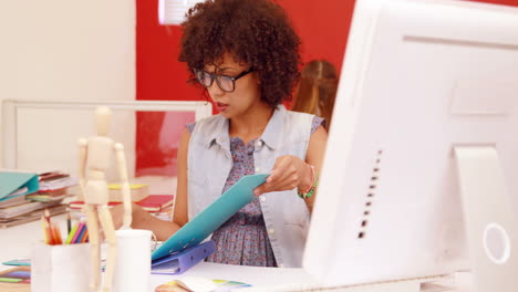 Estudiante-De-Moda-Estudiando-