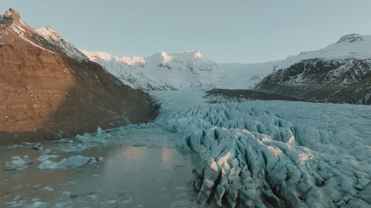 dronevideo de un glaciar en islandia llamado svinafellsjokull
