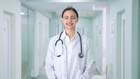 Feliz-Doctora-India-Sonriendo-A-La-Cámara