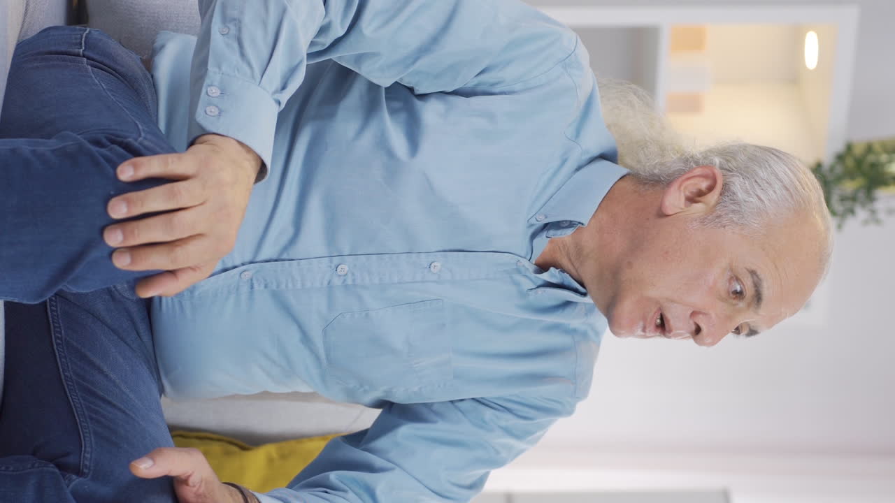 video vertical de un anciano estresado.