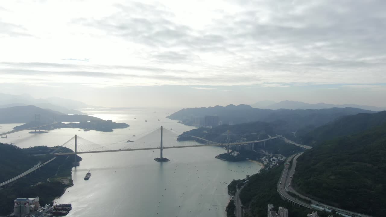 horizonte de la bahía de hong kong al atardecer, toma aérea amplia de gran altitud