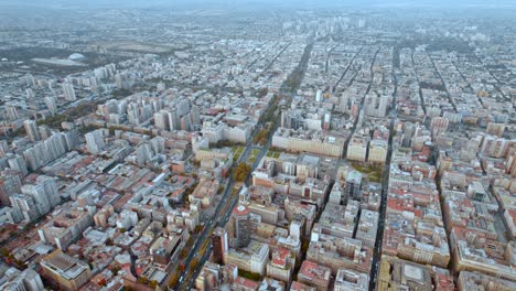 Paisaje-Urbano-De-La-Calle-Alameda-Con-Bandera-Del-Bicentenario-Y-Palacio-Presidencial-La-Moneda,-Vista-Aérea