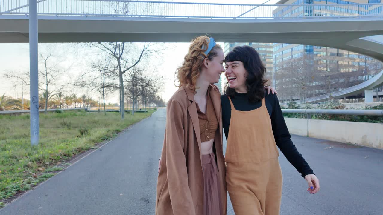 도시에서 고 있는 두 친구